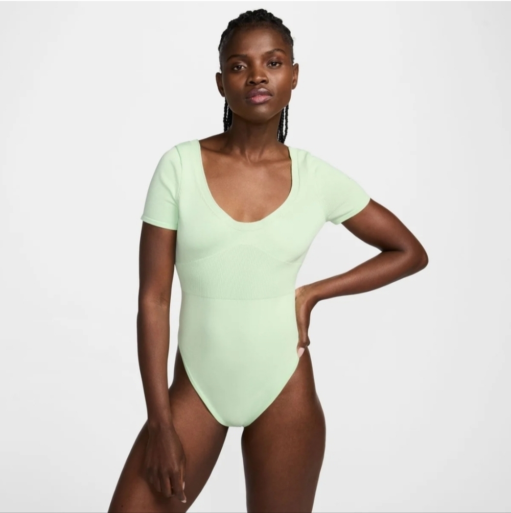 Nike Nsw Chill Knit Ss Bodysuit In Green Size Small